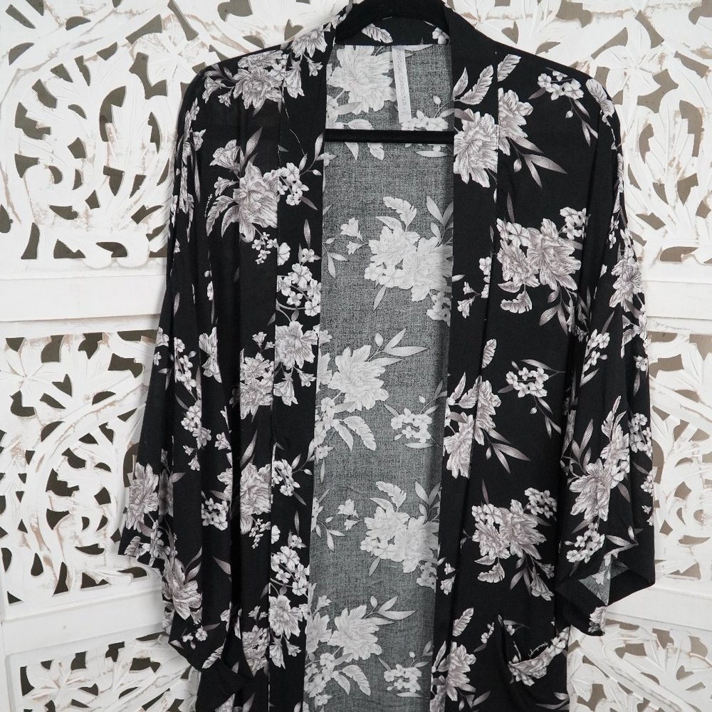 Spiritual Gangster Black and white floral kimono
